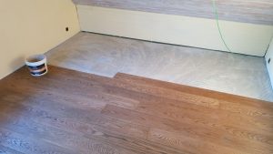 Příprava podkladu a pokládka dřevěné podlahy Dub hnědý medový. Betonová podlaha byla natřená barvou, která byla potře… –…