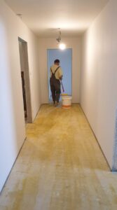 Příprava ahydritové podlahy před pokládkou. Vyrovnání nivelační stěrkou 110 m2 od firmy PCI. Nejprve penetrace ideáln… –…