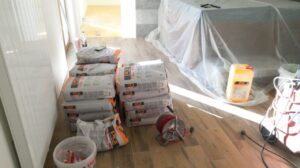 Příprava ahydritové podlahy před pokládkou. Vyrovnání nivelační stěrkou 110 m2 od firmy PCI. Nejprve penetrace ideáln… –…