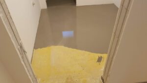 Příprava ahydritové podlahy před pokládkou. Vyrovnání nivelační stěrkou 110 m2 od firmy PCI. Nejprve penetrace ideáln… –…