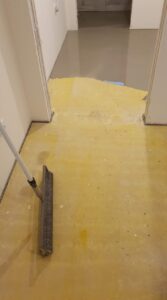 Příprava ahydritové podlahy před pokládkou. Vyrovnání nivelační stěrkou 110 m2 od firmy PCI. Nejprve penetrace ideáln… –…