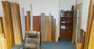 Naše nová kancelář v Praze, Rejskova 12. Přijďte si vybrat dřevěnou, nebo vinylovou podlahu Exclusive floors. Stačí s… –…