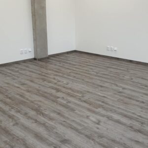 Pokládka vinylové podlahy v kancelářích v nové výrobní hale. – fotka 4 z realizace Exclusive Floors