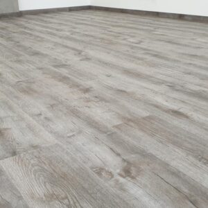 Pokládka vinylové podlahy v kancelářích v nové výrobní hale. – fotka 6 z realizace Exclusive Floors