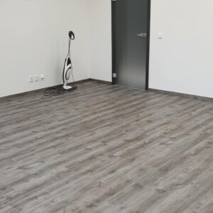 Pokládka vinylové podlahy v kancelářích v nové výrobní hale. – fotka 7 z realizace Exclusive Floors