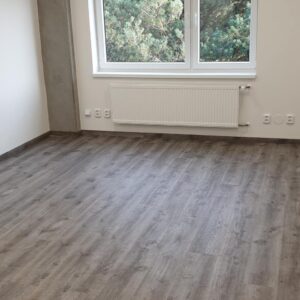 Pokládka vinylové podlahy v kancelářích v nové výrobní hale. – fotka 8 z realizace Exclusive Floors