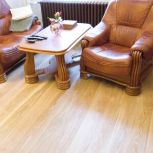 Realizace dřevéné podlahy Dub přírodní rustik s vodě a skvrnám odolným povrchem – www.exclusivefloors.cz.