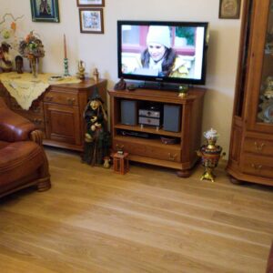 Realizace dřevéné podlahy Dub přírodní rustik s vodě a skvrnám odolným povrchem – www.exclusivefloors.cz. – fotka 2 z…