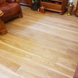 Realizace dřevéné podlahy Dub přírodní rustik s vodě a skvrnám odolným povrchem – www.exclusivefloors.cz. – fotka 3 z…