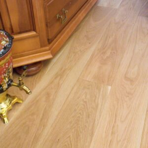 Realizace dřevéné podlahy Dub přírodní rustik s vodě a skvrnám odolným povrchem – www.exclusivefloors.cz. – fotka 4 z…