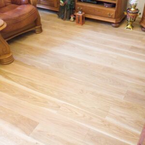 Realizace dřevéné podlahy Dub přírodní rustik s vodě a skvrnám odolným povrchem – www.exclusivefloors.cz. – fotka 6 z…