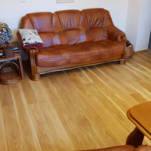 Realizace dřevéné podlahy Dub přírodní rustik s vodě a skvrnám odolným povrchem – www.exclusivefloors.cz. – fotka 7 z…