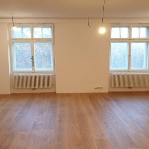 Další naše realizace v Praze, 150m2 dřevěná podlaha Exclusive floors Dub kartáčovaný, 25 cm široké prkno, s přírodním… –…