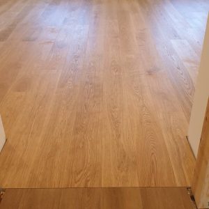 Další naše realizace v Praze, 150m2 dřevěná podlaha Exclusive floors Dub kartáčovaný, 25 cm široké prkno, s přírodním… –…