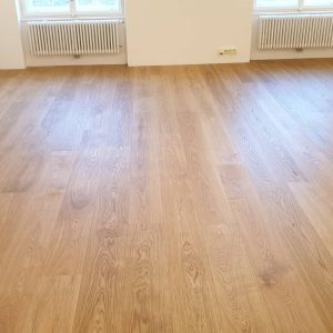 Další naše realizace v Praze, 150m2 dřevěná podlaha Exclusive floors Dub kartáčovaný, 25 cm široké prkno, s přírodním… –…