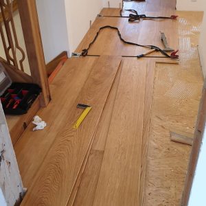 Další naše realizace v Praze, 150m2 dřevěná podlaha Exclusive floors Dub kartáčovaný, 25 cm široké prkno, s přírodním… –…