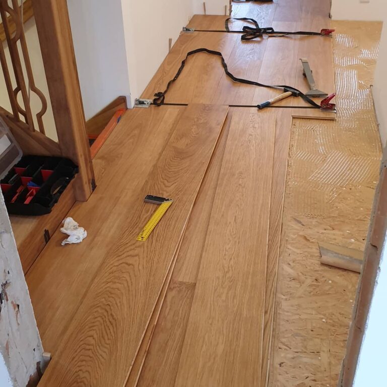 Další naše realizace v Praze, 150m2 dřevěná podlaha Exclusive floors Dub kartáčovaný, 25 cm široké prkno, s přírodním… –…