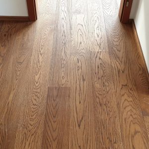 Realizace dřevěné podlahy Exclusive floors Dub světlý Elegant 190mm v RD v Děčíně. – fotka 10 z realizace Exclusive Floors