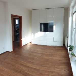 Realizace dřevěné podlahy Exclusive floors Dub světlý Elegant 190mm v RD v Děčíně. – fotka 9 z realizace Exclusive Floors