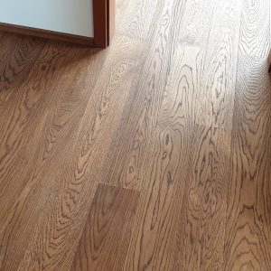 Realizace dřevěné podlahy Exclusive floors Dub světlý Elegant 190mm v RD v Děčíně. – fotka 7 z realizace Exclusive Floors
