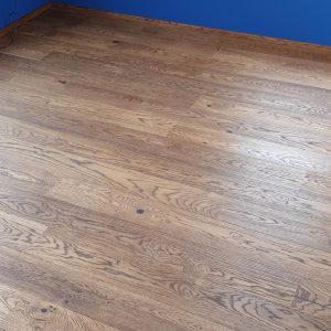 Realizace dřevěné podlahy Exclusive floors Dub světlý Elegant 190mm v RD v Děčíně. – fotka 2 z realizace Exclusive Floors