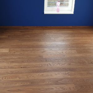 Realizace dřevěné podlahy Exclusive floors Dub světlý Elegant 190mm v RD v Děčíně. – realizace podlahy Exclusive Floors