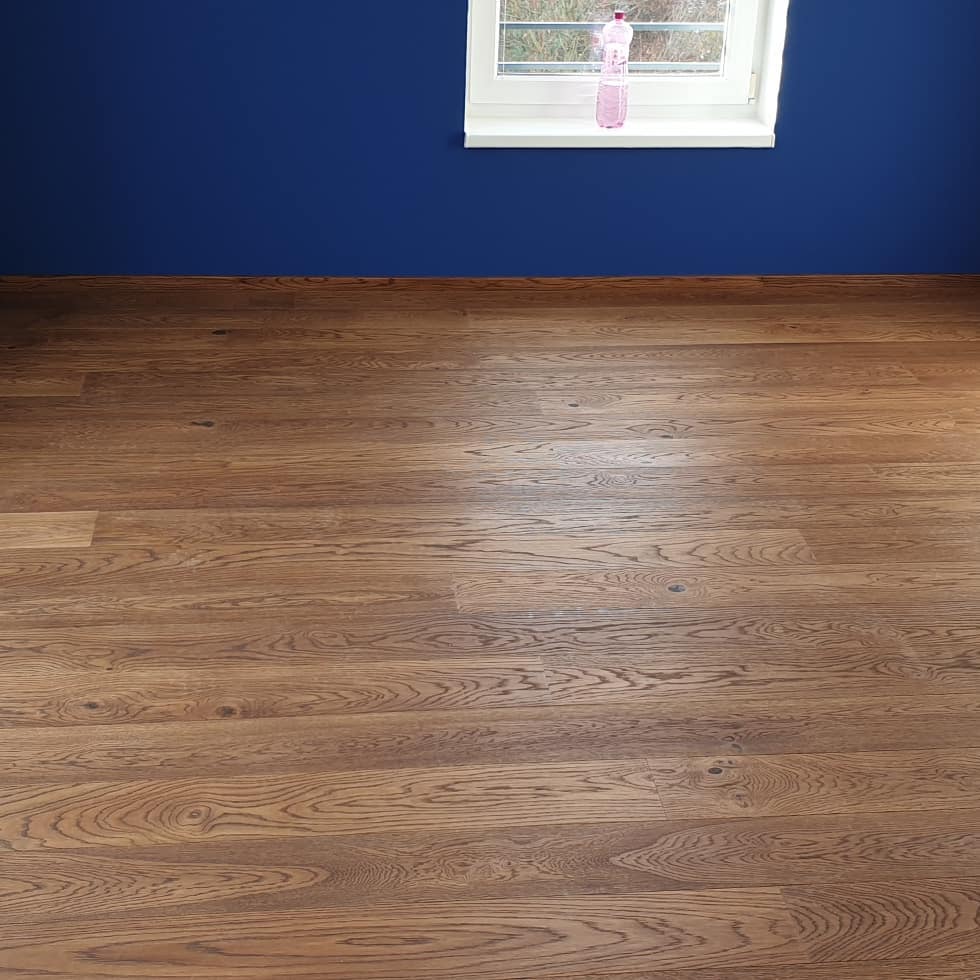 Realizace dřevěné podlahy Exclusive floors Dub světlý Elegant 190mm v RD v Děčíně. – realizace podlahy Exclusive Floors