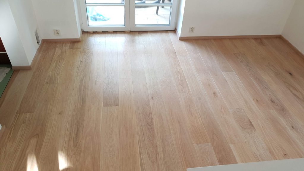 Pokládka dřevěné podlahy Exclusive floors dub bělený v rodinném domu. Pokládka dřevěné podlahy na dlažbu, penetrace P… –…