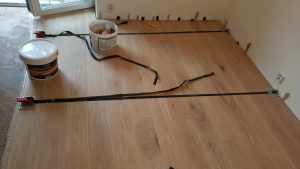Pokládka dřevěné podlahy Exclusive floors dub bělený v rodinném domu. Pokládka dřevěné podlahy na dlažbu, penetrace P… –…