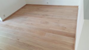 Pokládka dřevěné podlahy Exclusive floors dub bělený v rodinném domu. Pokládka dřevěné podlahy na dlažbu, penetrace P… –…