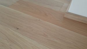Pokládka dřevěné podlahy Exclusive floors dub bělený v rodinném domu. Pokládka dřevěné podlahy na dlažbu, penetrace P… –…