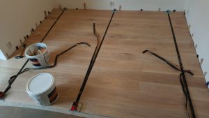 Pokládka dřevěné podlahy Exclusive floors dub bělený v rodinném domu. Pokládka dřevěné podlahy na dlažbu, penetrace P… –…