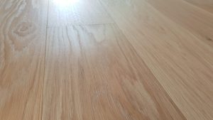 Pokládka dřevěné podlahy Exclusive floors dub bělený v rodinném domu. Pokládka dřevěné podlahy na dlažbu, penetrace P… –…
