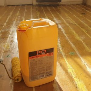 Penetrace a stěrkování dřevěné podlahy nivelační stěrkou… Další ukázky z realizací na našem webu www.exclusivefloor…