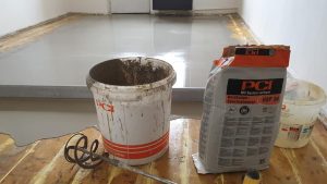 Penetrace a stěrkování dřevěné podlahy nivelační stěrkou… Další ukázky z realizací na našem webu www.exclusivefloor……