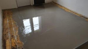 Penetrace a stěrkování dřevěné podlahy nivelační stěrkou… Další ukázky z realizací na našem webu www.exclusivefloor……