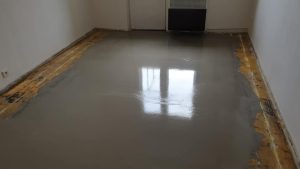 Penetrace a stěrkování dřevěné podlahy nivelační stěrkou… Další ukázky z realizací na našem webu www.exclusivefloor……