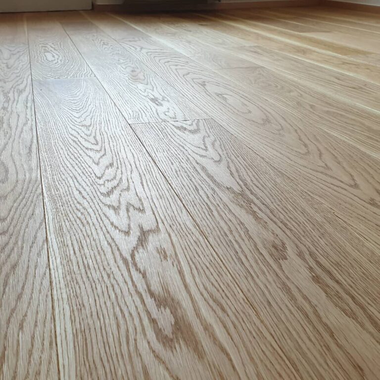 Realizace dřevěné podlahy Exclusive floors Dub světlý Elegant 190mm v RD v Děčíně. – realizace podlahy Exclusive Floors