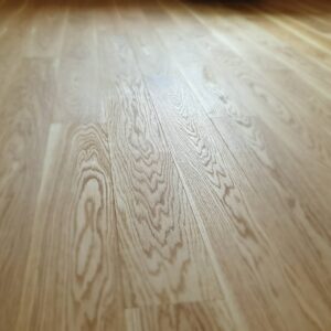 Realizace dřevěné podlahy Exclusive floors Dub světlý Elegant 190mm v RD v Děčíně. – fotka 8 z realizace Exclusive Floors