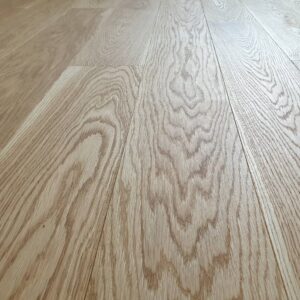 Realizace dřevěné podlahy Exclusive floors Dub světlý Elegant 190mm v RD v Děčíně. – fotka 9 z realizace Exclusive Floors