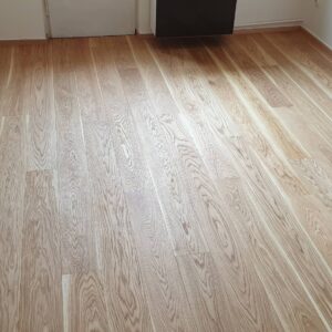 Realizace dřevěné podlahy Exclusive floors Dub světlý Elegant 190mm v RD v Děčíně. – fotka 10 z realizace Exclusive Floors
