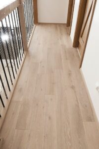 Dřevěná kartáčovaná podlaha Exclusive floors XXL Dub kouřový, široké prkno 260mm. Realizace podlahy 150m2 v RD.  Podl… –…