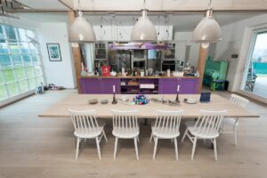 Dřevěná kartáčovaná podlaha Exclusive floors XXL Dub kouřový, široké prkno 260mm. Realizace podlahy 150m2 v RD.  Podl… –…
