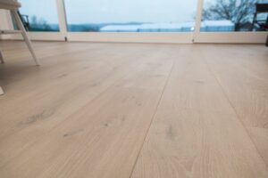 Dřevěná kartáčovaná podlaha Exclusive floors XXL Dub kouřový, široké prkno 260mm. Realizace podlahy 150m2 v RD.  Podl… –…