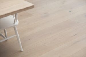 Dřevěná kartáčovaná podlaha Exclusive floors XXL Dub kouřový, široké prkno 260mm. Realizace podlahy 150m2 v RD.  Podl… –…