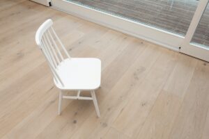 Dřevěná kartáčovaná podlaha Exclusive floors XXL Dub kouřový, široké prkno 260mm. Realizace podlahy 150m2 v RD.  Podl… –…