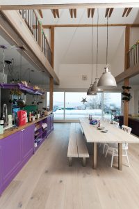 Dřevěná kartáčovaná podlaha Exclusive floors XXL Dub kouřový, široké prkno 260mm. Realizace podlahy 150m2 v RD.  Podl…