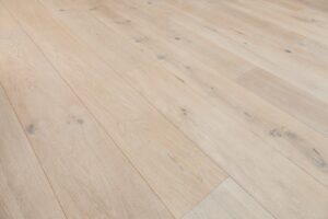 Dřevěná kartáčovaná podlaha Exclusive floors XXL Dub kouřový, široké prkno 260mm. Realizace podlahy 150m2 v RD.  Podl… –…