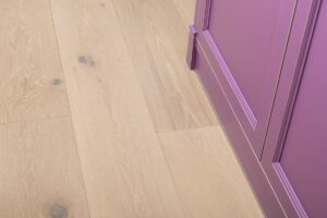 Dřevěná kartáčovaná podlaha Exclusive floors XXL Dub kouřový, široké prkno 260mm. Realizace podlahy 150m2 v RD.  Podl… –…