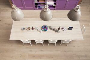 Dřevěná kartáčovaná podlaha Exclusive floors XXL Dub kouřový, široké prkno 260mm. Realizace podlahy 150m2 v RD.  Podl… –…